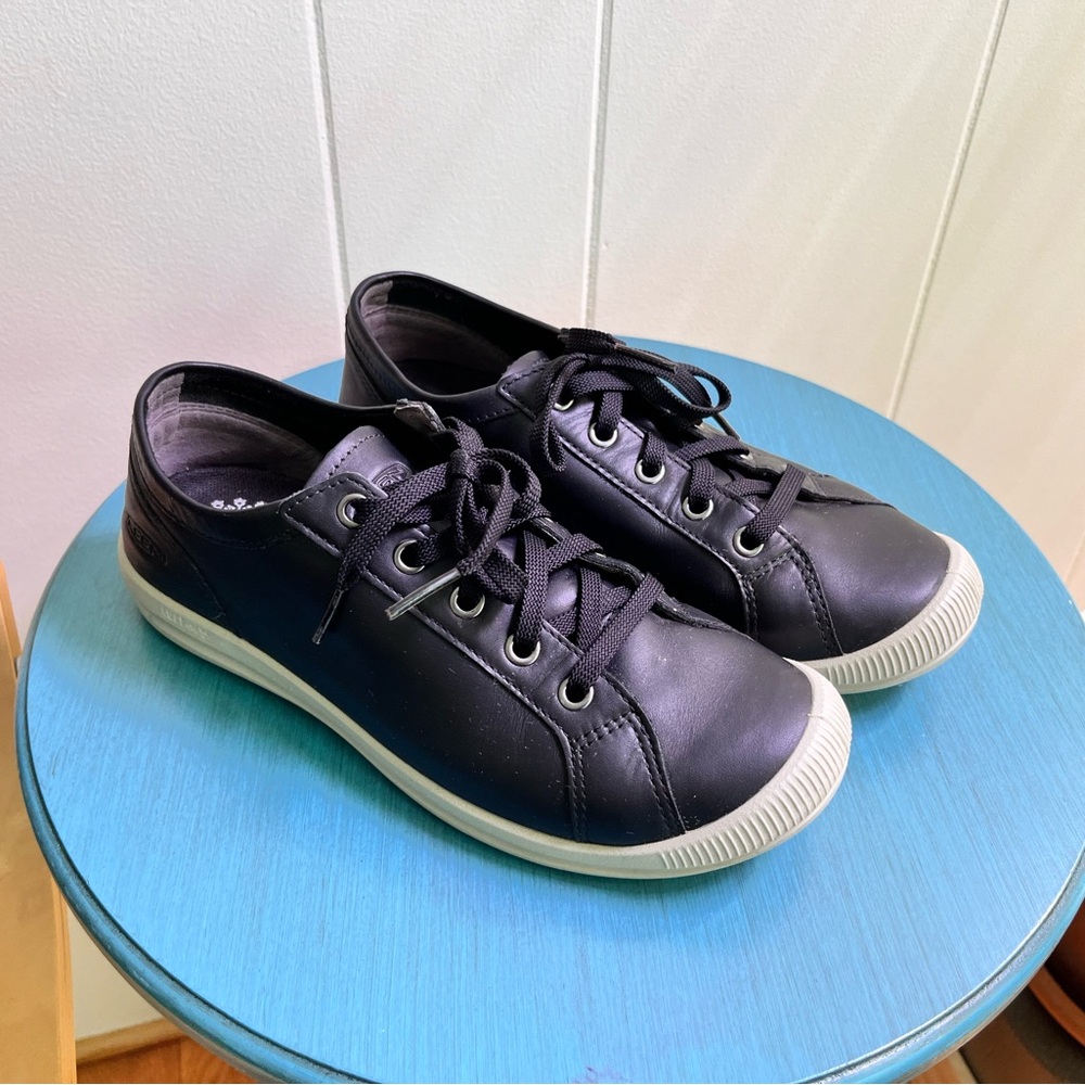 Keen Women’s black leather sneakers size 7 / 37.6